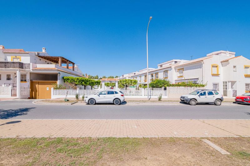 Foto d3ad3477-42ab-4765-8163-e507f9bbf1d9. Casa adossada a Salobreña costa Salobreña