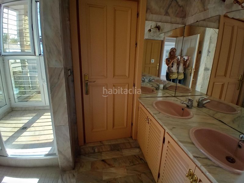 Foto 2029267d-dc43-4a26-b70a-e4aa232b82ce. Chalet en calle calle antequera 8 exclusiva villa en el corazón avda. de mijas por 1.8m en Fuengirola