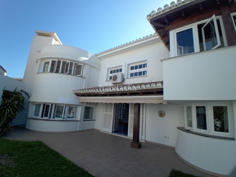 Foto 58712bf1-826f-4bc6-8bad-ce0cb97236ef. Chalet en calle calle antequera 8 exclusiva villa en el corazón avda. de mijas por 1.8m en Fuengirola