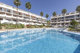 Duplex in Calle edimburgo de mijas golf 40. Espectacular dúplex con vistas al mar y al golf en mijas golf