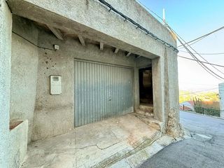 House  Aguila. Casa urbana con potencial de reforma en vall de lagua