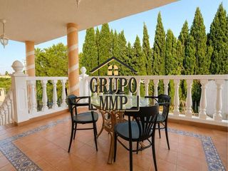 Chalet à Carril los maestros 17. Chalet independiente con gran parcela y piscina en la albatalía