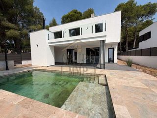Chalet  Carrer pi gros. Espectacular chalet de diseño moderno con piscina en pi gros, be