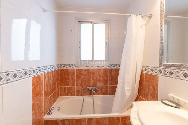 Foto 1ba96b8e-7df7-4f28-b09f-8e27255aa231. Pis a calle cochera 1 a Centro Salobreña