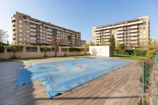 Pis a Calle mecina bombarón 7. Espacioso piso en urbanización con jardines y piscina a un paso
