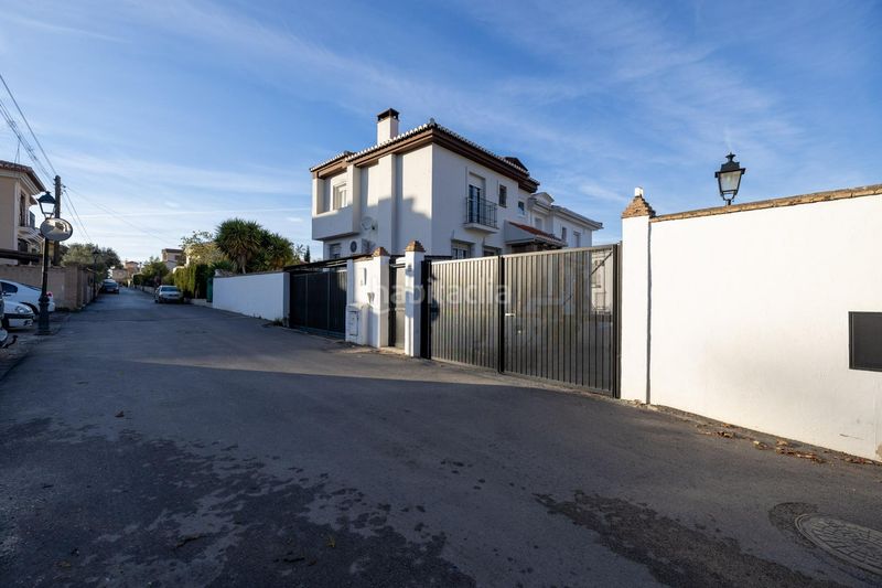 Foto d3419f01-5ba9-45f9-8753-008415d50376. Casa aparellada amb calefacció aparcament a Ogíjares