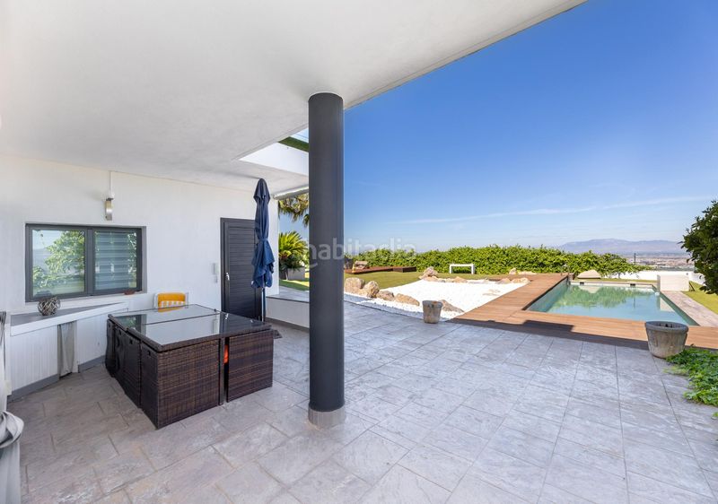 Foto 1933588e-7433-4d68-b2f3-e41be96d82dd. Xalet amb xemeneia calefacció aparcament piscina a Zubia (La)