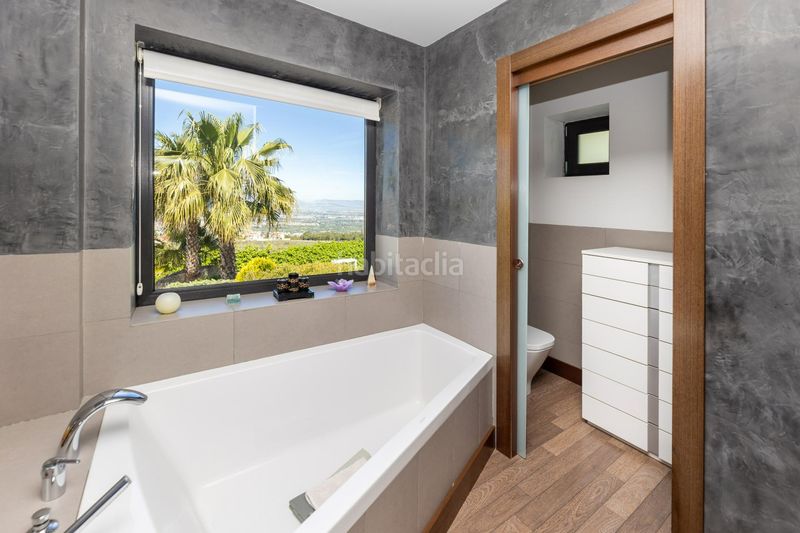 Foto c9ee2585-a734-47fb-a4a4-8ef14b2095e8. Xalet amb xemeneia calefacció aparcament piscina a Zubia (La)