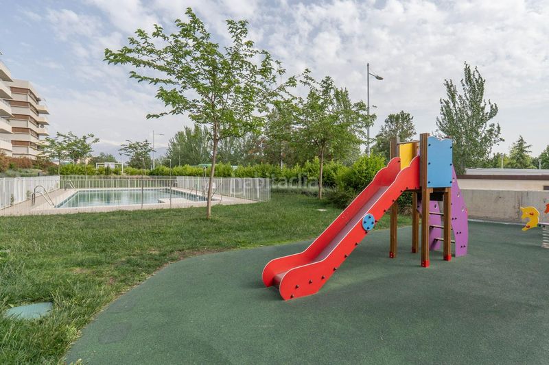 Foto bbfc519f-50ba-4a71-a26d-31d200226df2. Pis amb calefacció aparcament piscina a Rosaleda - Juventud Granada
