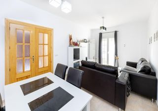 Pis  Calle real de íllora 3. Piso en el centro de íllora con ascensor, tres dormitorios, coch