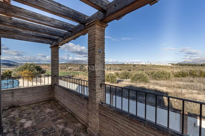 Foto b91c0181-7b12-4d00-934c-24efc3bf54a8. Xalet amb xemeneia aparcament piscina a Atarfe