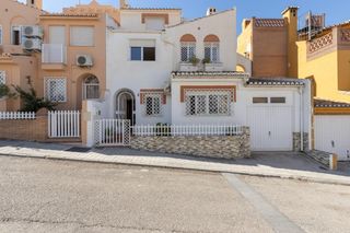 Casa adosada en Huétor Vega. Preciosa casa con 4 dormitorios y torreón/despacho y cochera en