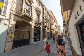Aparcament cotxe a Calle puentezuelas 28. Amplia plaza de garaje para dos vehículos en el corazón de grana