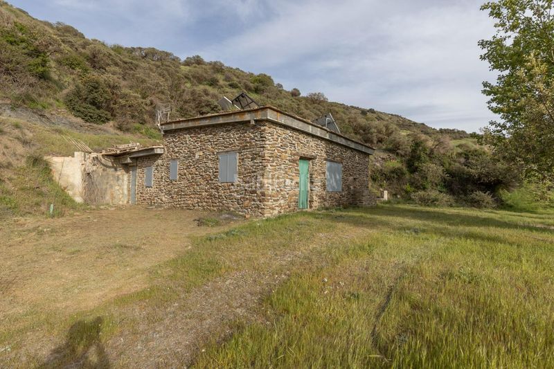 Foto b356a44d-5f35-43d0-ac94-1394b57af626. Masia amb xemeneia a Nigüelas