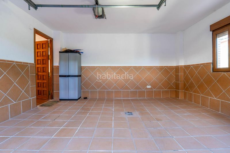 Foto f7a93030-5c5c-49b4-bb71-4194b401599e. Xalet amb xemeneia calefacció aparcament a Peligros