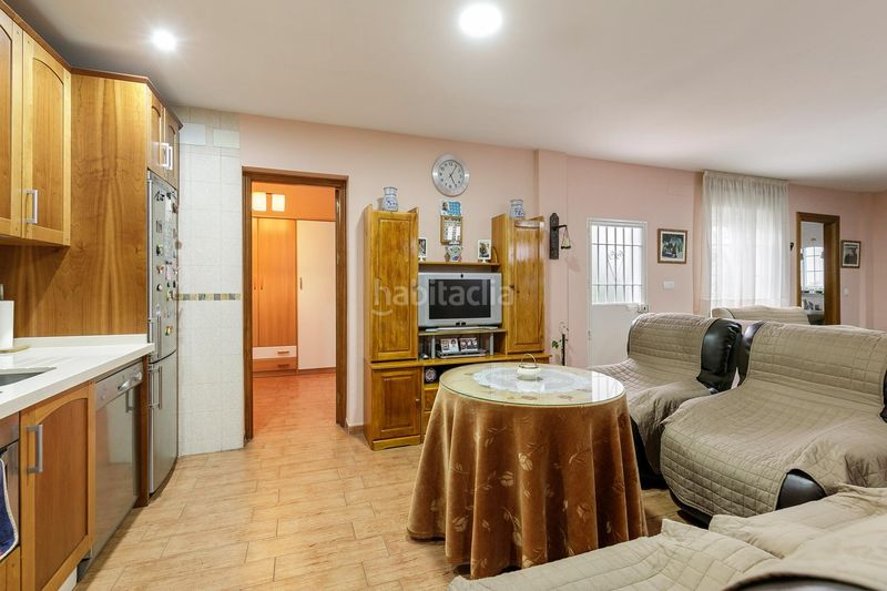Foto e14d9f8c-61ce-486c-a48e-cb9e4a6b85cb. Casa adossada amb calefacció a Barrio de Zaidín Granada