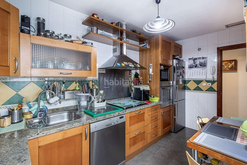 Foto d6f98e30-cadc-493d-85cc-a90d845053ae. Casa adossada amb aparcament a Bola de Oro Granada