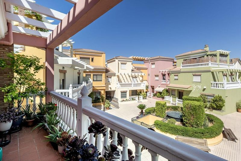 Foto f1ed083b-c45f-4e26-b336-7511765c8dae. Casa adossada amb aparcament a Bola de Oro Granada