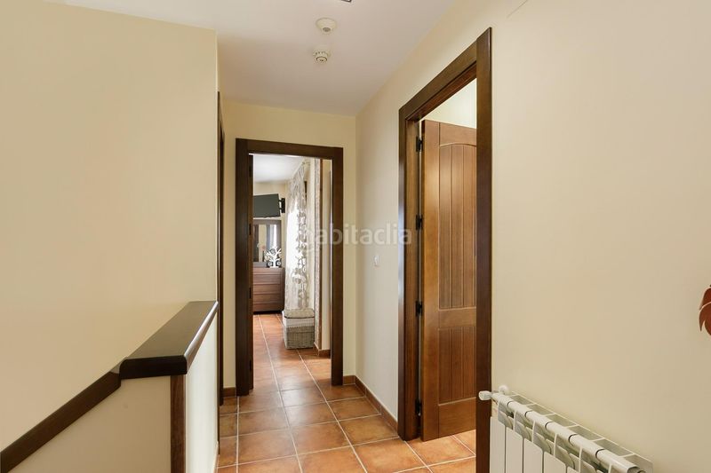 Foto 31a7ac28-bf9d-4744-bb33-210dd0989525. Casa aparellada amb calefacció a Jun