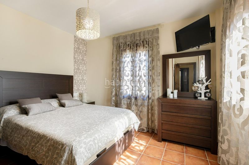 Foto b0c5411b-d34d-4e07-a272-9a0375553e7a. Casa aparellada amb calefacció a Jun