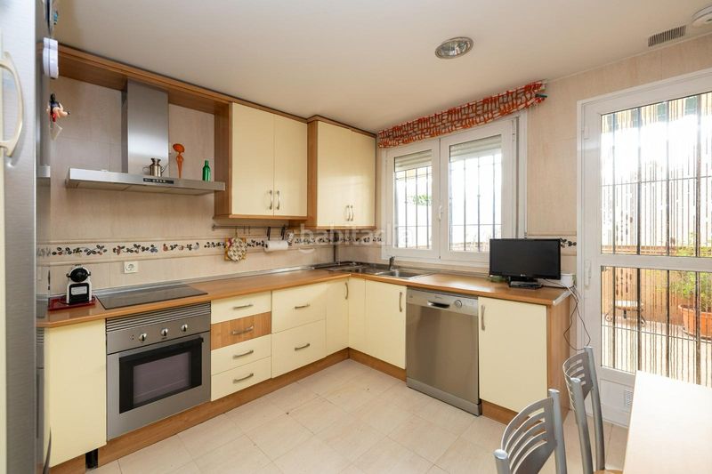 Foto 2a258d57-94b6-4705-8ef6-f83762731ba4. Casa adossada amb calefacció aparcament a Cervantes Granada