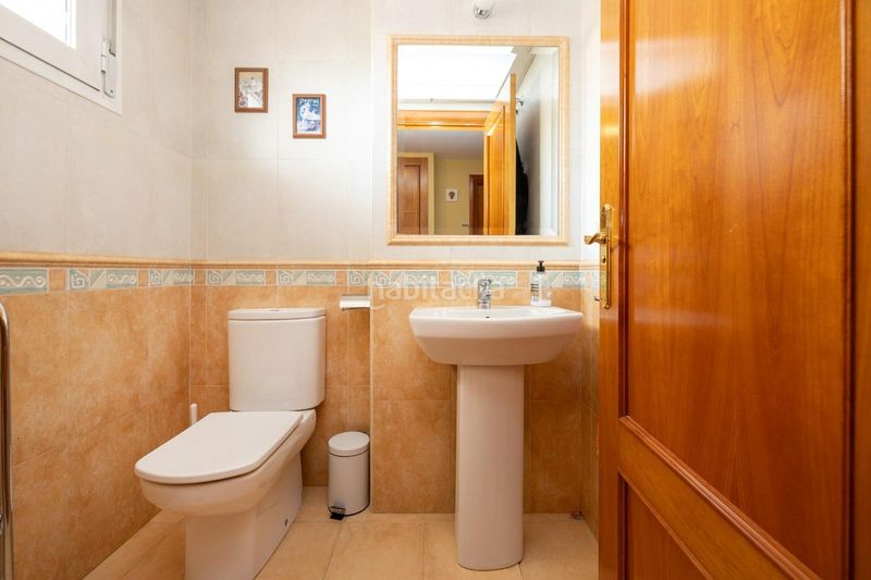 Foto ba1d157e-8083-4d0f-9d30-3d6ca38ba667. Casa adossada amb calefacció aparcament a Cervantes Granada