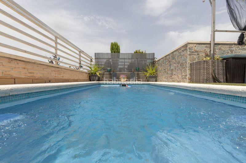 Foto 1ef920c4-c9fa-4fe7-83cd-845f8229987d. Casa adossada amb calefacció aparcament piscina a Granada
