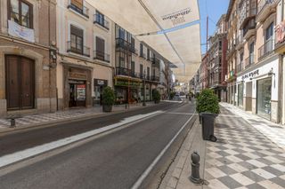 Local Comercial  Placeta de tovar. Invierte en una ubicación privilegiada en el corazón de granada
