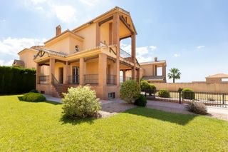 Chalet in Dílar. Maravillosa vivienda unifamiliar en cañadas del parque