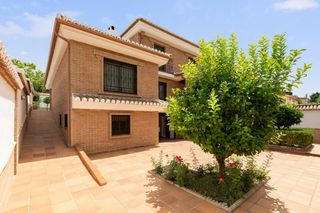 Casa aparellada a Ogíjares