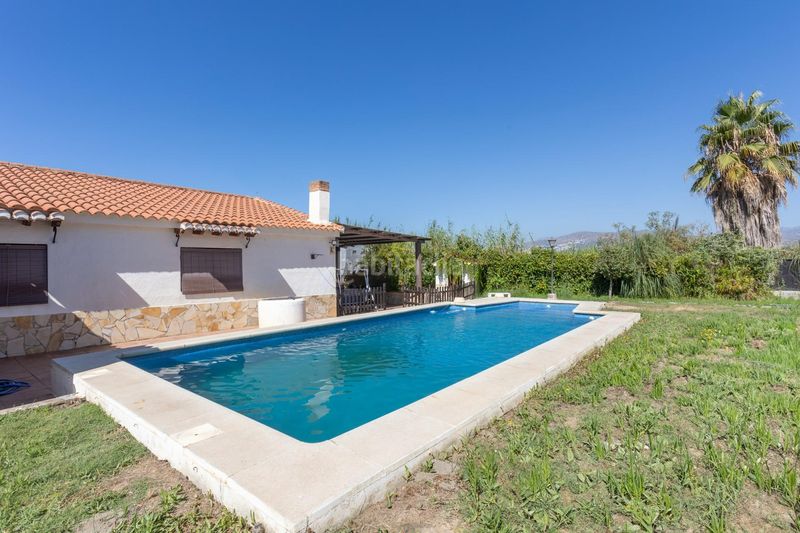 Foto aa1b5aa5-6486-476d-af9e-ab6a895680a7. Masia amb xemeneia piscina a Playa de Granada Motril