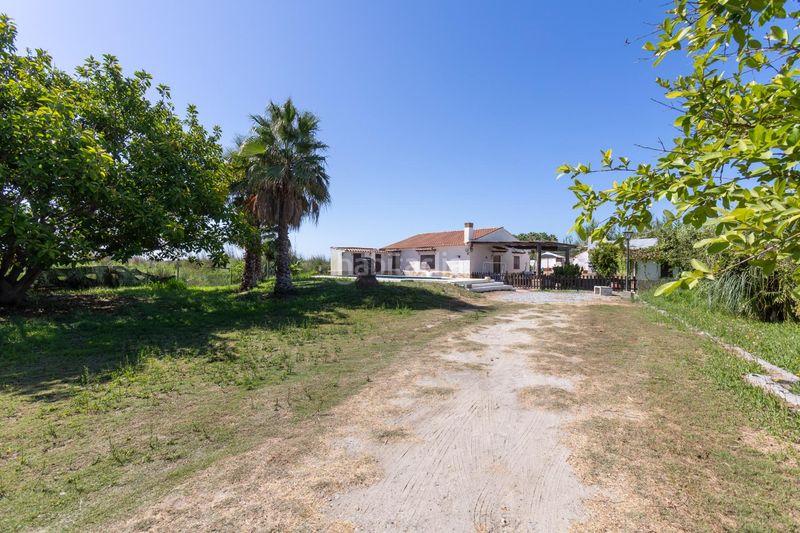 Foto afd22b1b-f28c-4afd-9265-29629242993e. Masia amb xemeneia piscina a Playa de Granada Motril