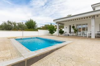 Chalet à Cúllar Vega. Chalet moderno y acogedor con piscina en una sola planta ????