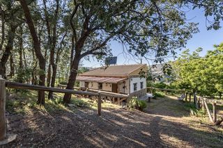 Casale in Güéjar Sierra. Encantadora finca rústica en loma papeles en güejar sierra