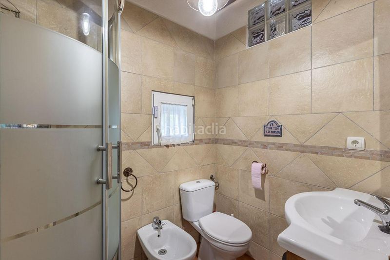 Foto e2e8f42c-f514-4447-80e2-30125af27bab. Masia amb xemeneia a Güéjar Sierra