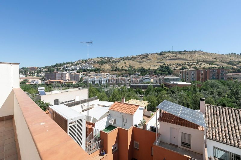 Foto f7738f8a-3f9b-4878-a06d-ab02277f7c9f. Casa adosada ?? magnífico adosado con apartamento independiente en Bola de Oro, en Granada