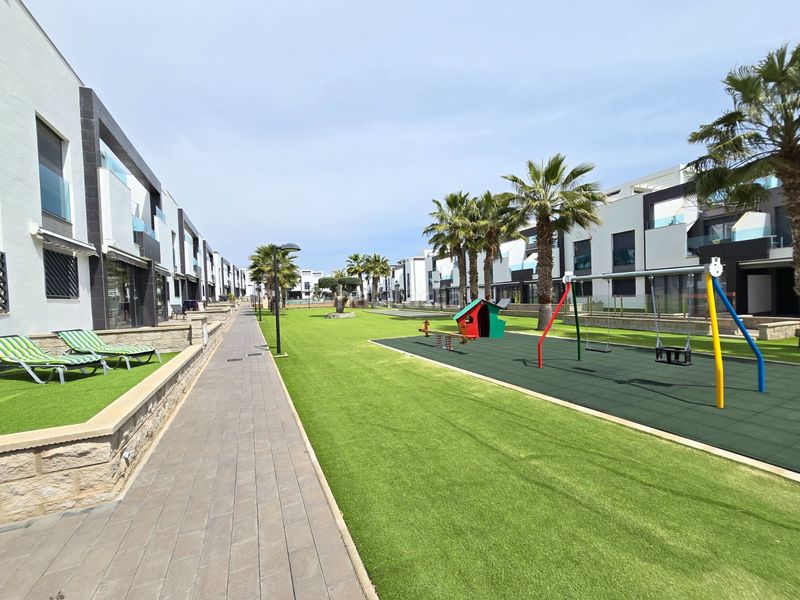 Foto 4fa49fe9-e46e-4eef-98c4-3a72b8d2fd7b. Apartament amb calefacció aparcament piscina a Punta Prima Orihuela