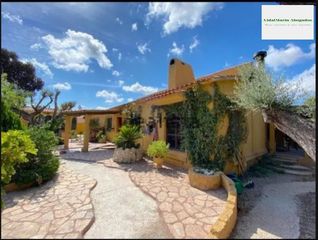 Xalet en Calle pintor aparicio 12. Chalet independiente con parcela de 2850 m2 en muchamiel-la alma