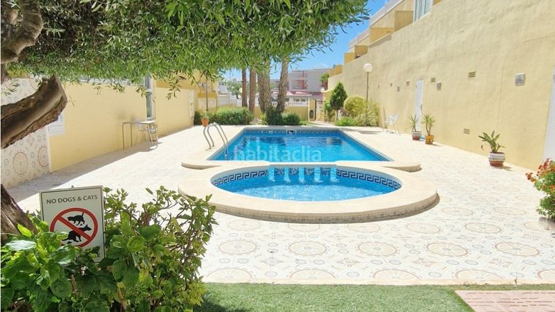 Foto d04bdfff-eed2-4bfd-9fca-e687a6edce4b. Casa adossada amb piscina a Villamartín-Las Filipinas Orihuela