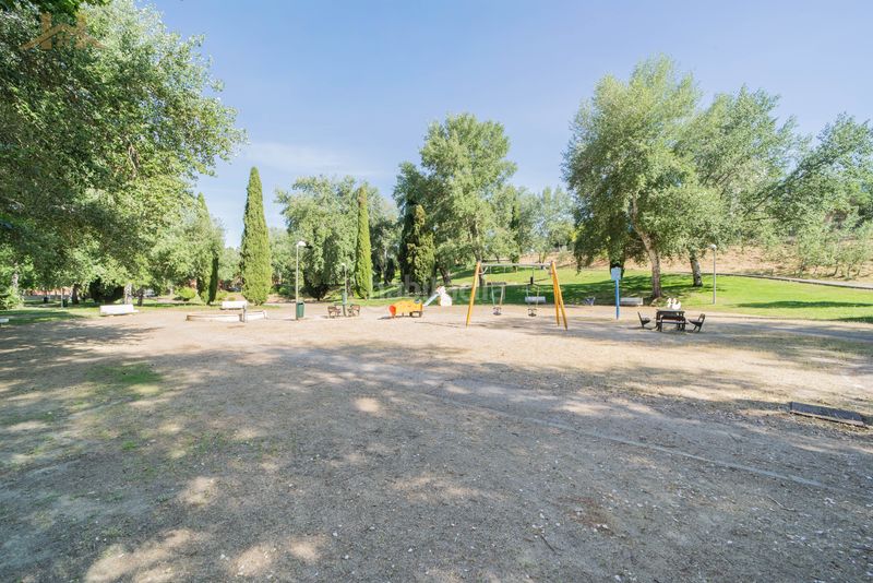 Foto 41f7faca-f54b-4ac7-95dc-bd95aaebb9e2. Casa adossada amb calefacció aparcament piscina a Madrid