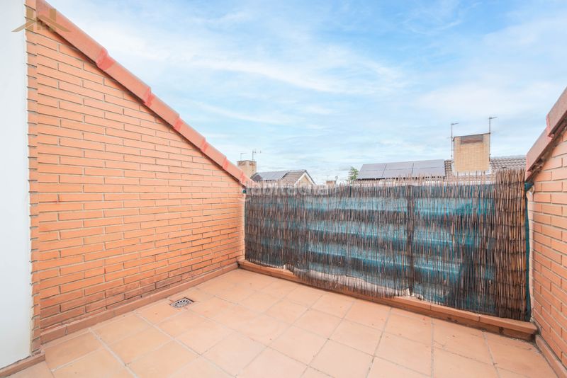 Foto 1bc6a4f2-b146-4986-9125-03a55f6d4044. Casa adossada amb calefacció aparcament piscina a Madrid
