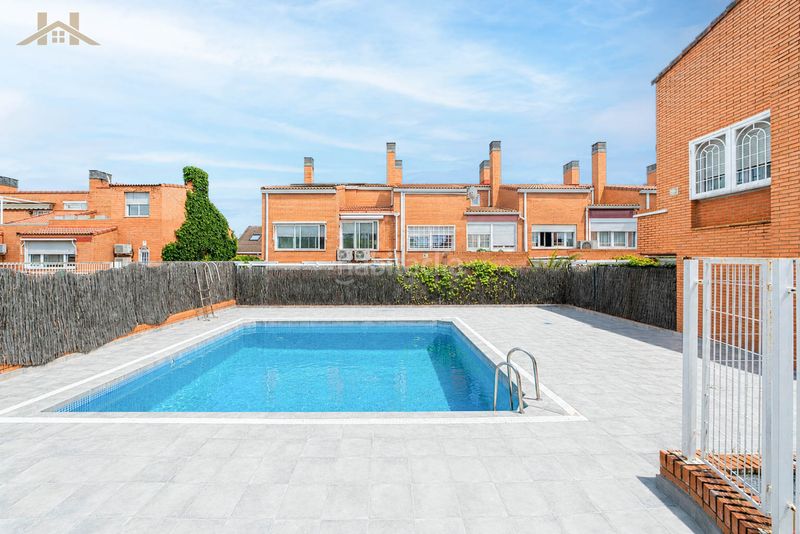 Foto 1daeef38-2902-418b-9768-9e359c20f376. Casa adossada amb calefacció aparcament piscina a Madrid
