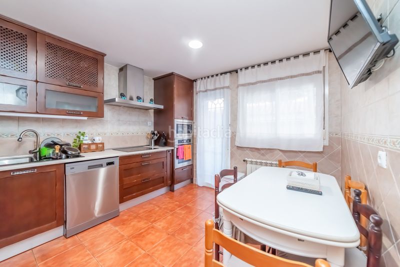 Foto 552e6654-e1ea-4a34-a990-ded65258b67b. Casa adossada amb calefacció aparcament a Fuentebella-San Fermín-El Leguario Parla