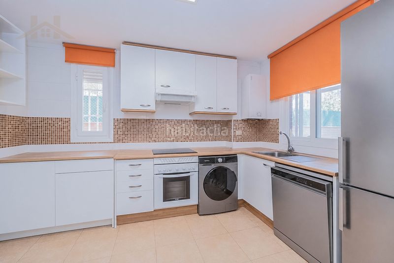 Foto beb63b05-f911-4e30-abc9-67273ff076f5. Casa aparellada amb calefacció aparcament a Parla este Parla