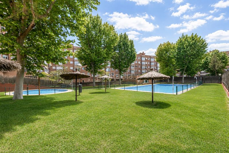 Foto 44d4ff26-12a8-4eb2-8c3c-4aa7bc28fb11. Pis amb calefacció aparcament piscina a Juncal Torrejón de Ardoz