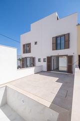 Casa a Colònia Sant Jordi. Elegante adosado familiar en venta en colònia de sant jordi con