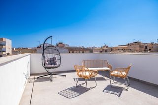 Casa a Colònia Sant Jordi. Elegante casa de esquina en venta cerca de es trenc con azotea y