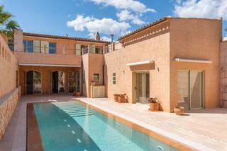 House in Ses Salines Poble. Impresionante adosado en venta en el corazón de ses salines con