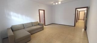 Ufficio  Carrer de la independència. Oficina exterior al cor del clot, a pocs passos del renovat parc