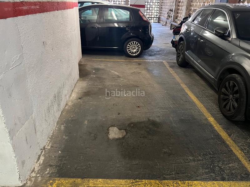 Foto ab8a5a70-e521-40e2-8295-ca26455be526. Parking coche en carrer de la circumval-lació 113 en Santa Coloma de Gramenet